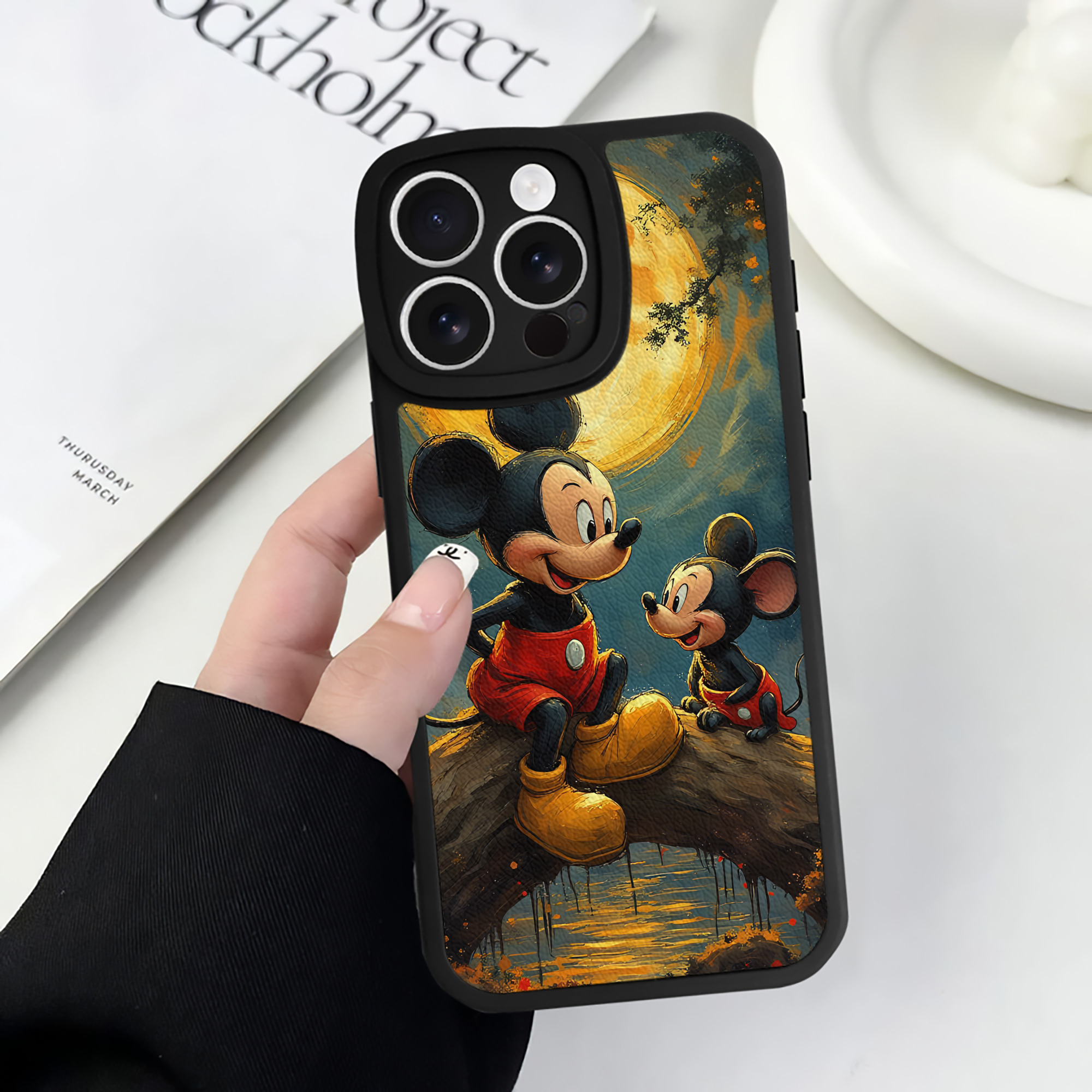 （画像用） ミッキーマウス Mickey Mouse 【iPhone 16シリーズ対応】シリコンスマホケース（レザー調） 材質：シリコン